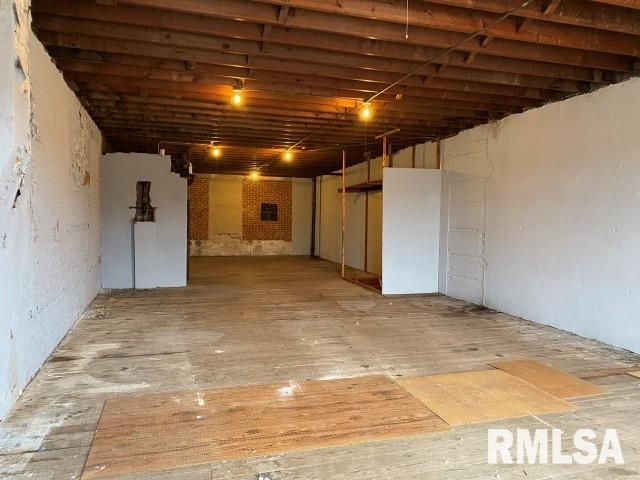 154 W Main St, Galesburg, IL 61401